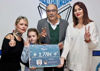 Momento de la entrega por parte del presidente del Club Melilla Baloncesto a esta entidad.