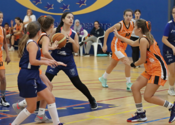 Uno de los equipos base del Melilla Baloncesto en pleno partido de competición oficial.