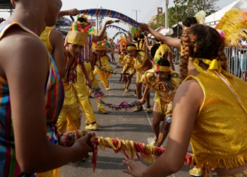 AME2540. BARRANQUILLA (COLOMBIA), 15/02/2020.- Fotografía de archivo fechada el 3 de marzo de 2019 que muestra la Gran Parada de Tradición durante el segundo día del Carnaval de Barranquilla (Colombia). Es el llanto de los barranquilleros al enterrar a "Joselito Carnaval" en el último día de unas fiestas, como sucede en otras latitudes con el "Entierro de la sardina". El Carnaval de Barranquilla, Obra Maestra del Patrimonio Oral e Inmaterial de la Humanidad de la Unesco, es el evento marcado en el calendario de festividades, por todo el colorido y el folclore desparramado en las calles de esta ciudad caribeña. Desde Nueva Orleans hasta Montevideo y con parada especial en Río de Janeiro, América se "prende" con los carnavales en los que el desenfreno, el colorido y la lujuria campean justo antes de la reflexión cuaresmal. EFE/ Ricardo Maldonado Rozo