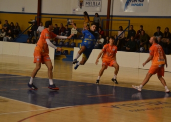 Lanzamiento a portería de un jugador del Virgen de la Victoria.