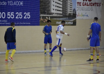 Jugadores de la escuadra melillense en el calentamiento previo al partido.