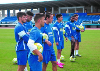 Componentes de la primera plantilla melillense, en la sesión de entrenamientos de ayer.