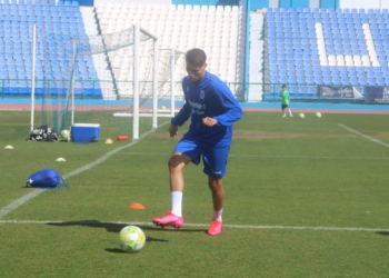 Un componente de la primera plantilla melillense, en la sesión de entrenamientos de ayer.