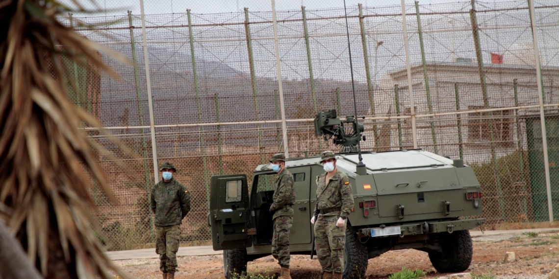 GRAF7043. MELILLA, 07/04/2020.- Despliegue del ejÈrcito en la valla de Melilla hoy martes despuÈs de que esta madrugada sufriera uno de los intentos de entrada m·s numerosos y violentos de los ˙ltimos meses, en el que participaron unos 260 inmigrantes subsaharianos, de los cuales alrededor de 50 consiguieran su objetivo y dos han sido detenidos. EFE/Francisco GarcÌa Guerrero