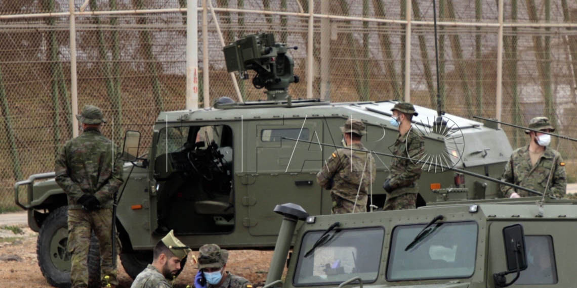 GRAF7046. MELILLA, 07/04/2020.- Despliegue del ejército en la valla de Melilla hoy martes después de que esta madrugada sufriera uno de los intentos de entrada más numerosos y violentos de los últimos meses, en el que participaron unos 260 inmigrantes subsaharianos, de los cuales alrededor de 50 consiguieran su objetivo y dos han sido detenidos. EFE/Francisco García Guerrero