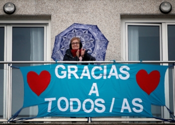 GRAF837. PONTEDEUME, 14/04/2020.- Una señora aplaude este martes en el concello coruñés de Pontedeume durante el aplauso que cada día trata de rendir homenaje al personal sanitario que hace frente a la pandemia provocada por el coronavirus. EFE/Cabalar