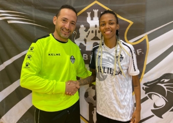 El segundo entrenador melillense junto a la brasileña Bia.