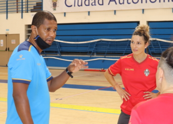 El técnico de la escuadra melillense dando consignas a la jugadora María Soto.