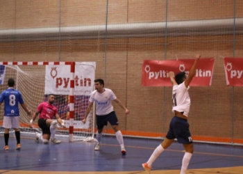 Jorge marcó el primer gol granadino tras recoger un rechace tras tiro de Arco.