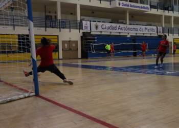 Fernanda De Paula dispara a portería durante uno de los entrenamientos realizados por la escuadra que dirige Marcio Santos.