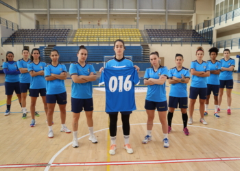 Foto de familia de todos las jugadoras de la primera plantilla del cuadro melillense.