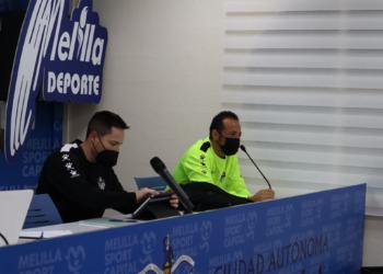 El segundo técnico melillense (a la derecha), en una de las charlas del equipo.