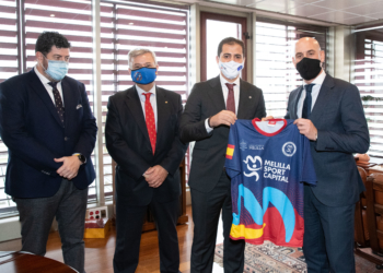 Rachid Bussian, acompañado de Alfonso Gómez y Diego Martínez, hizo entrega de una camiseta de Melilla Sport Capital al presidente de la RFEF, Luis Rubiales.