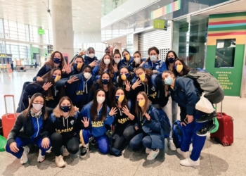 Componentes de La Salle de Liga Femenina 2 junto a las jugadoras del filial.