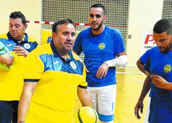 Raúl Cuenca, junto a sus jugadores.