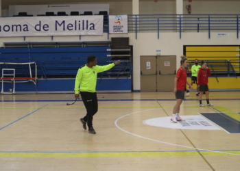 El técnico local, en una de las sesiones de entrenamientos de esta semana.