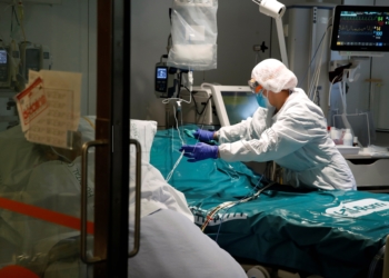 Profesionales sanitarios trabajan en una de las UCI del Hospital ClÌnic de Barcelona para pacientes covid, este martes. EFE/Toni Albir