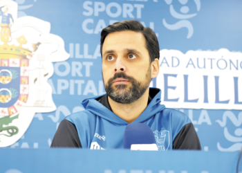 El primer entrenador Alejandro Alcoba, en la rueda de prensa.