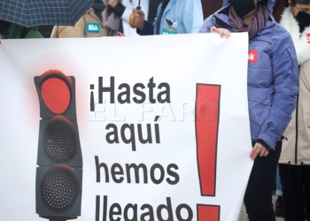 GRAFCAV1886. SAN SEBASTIÁN, 30/12/2020.- Trabajadores de la sanidad pública se han concentrado este miércoles frente al Hospital Donostia, convocados por los sindicatos de Osakidetza, para reclamar más recursos en la sanidad pública vasca. EFE/Javier Etxezarreta