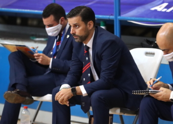 Alejandro Alcoba, dirigiendo al equipo en la primera vuelta frente a Breogán.