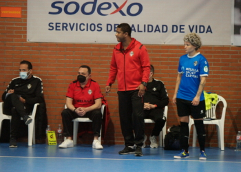 El técnico del cuadro melillense junto a la jugadora Jackie.