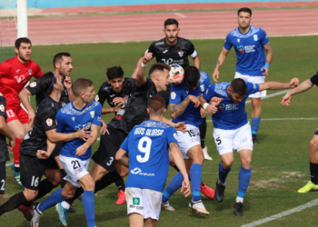 Eder Díez intenta rematar de cabeza en una auténtica melé de jugadores en el encuentro disputado en el Álvarez Claro frente al Talavera CF.