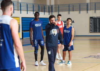 El técnico melillense dando instrucciones durante un entrenamiento.