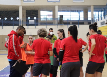 Jugadoras y cuerpo técnico, en una de las sesiones de entrenamientos.