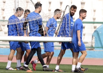 Los jugadores melillenses trasladando una de las porterías.