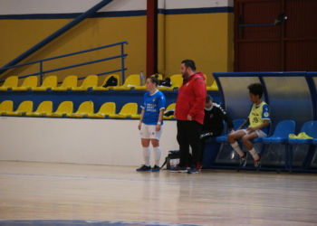 El técnico melillense Miguel Centeno, en uno de los partidos en el pabellón Lázaro Fernández.