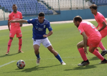 Fran Bueno rodeado de contrarios en el partido disputado el pasado domingo frente a la UD Poblense y que se saldó con victoria azulina.