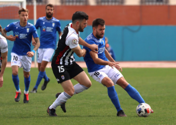 Iker Hernández en acción durante el último partido de la primera fase de la competición liguera y que terminó con derrota azulina frente al CD Badajoz.