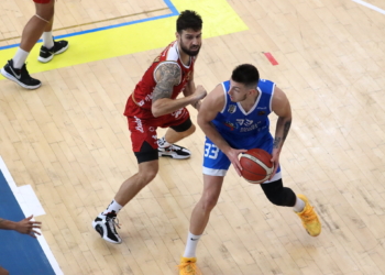 Njegoš Sikiraš en acción, durante el último encuentro disputado por la escuadra melillense en el ‘Javier Imbroda Ortiz’ frente al Real Murcia Baloncesto.