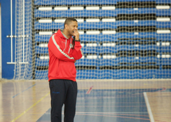 Marcio Santos observa a sus jugadoras durante la última sesión de entrenamiento realizada.