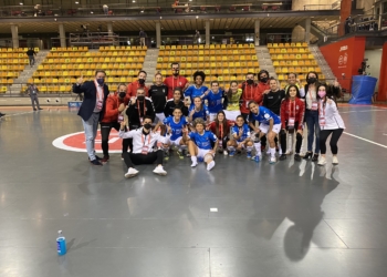 Celebración de las jugadoras melillenses sobre la pista de Las Rozas.