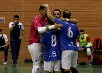 Los locales, en la celebración de uno de sus goles.