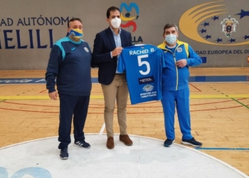 Raúl Cuenca, junto al consejero de Deportes, Rachid Bussian y el presidente del club.