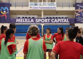 La joven perla de la escuadra melillense, en el centro de la imagen, junto a las jugadores del primer equipo.