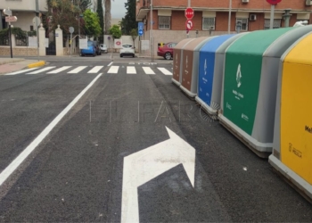 Los contenedores de basura impiden a los conductores la visibilidad en las inmediaciones del paso de peatones.