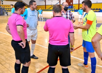 Paco Leiva, presidente del comité de Fútbol Sala de la RFMF, habla con los capitanes y con los colegiados antes de uno de los encuentros de Tercera División.