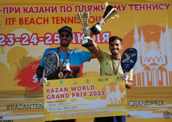 Los dos españoles, en la recogida de su trofeo.