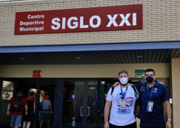 Los deportistas melillenses, en la entreda del pabellón donde se están llevando a cabo todas las jornadas.