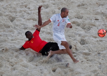 Moscow (Russian Federation), 19/08/2021.- Cintas (R) of Spain in action against Bachir of Mozambique during the FIFA Beach Soccer World Cup 2021 match between Spain and Mozambique at Luzhniki Beach Soccer Stadium in Moscow, Russia 19 August 2021. (Mundial de Fútbol, Rusia, España, Moscú) EFE/EPA/YURI KOCHETKOV