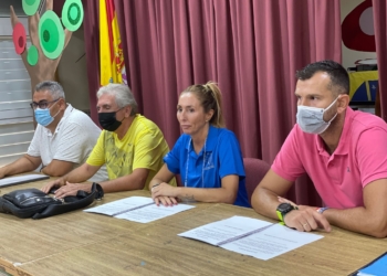 Reunión del cuerpo técnico con sus jugadores.