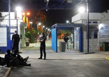 MELILLA, 13/10/2021.- Varios migrantes de origen subsahariano permanecen bajo vigilancia policial tras acceder a Melilla saltando el perímetro fronterizo entre España y Marruecos, en la madrugada de este miércoles. EFE/Paqui Sánchez