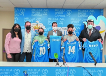 El consejero de Deportes, Rachid Bussian y el director general alfonso Gómez fueron obsequiados con sendas camisetas del equipo, en la presentación oficial de Amandinha y Ana Luiza.