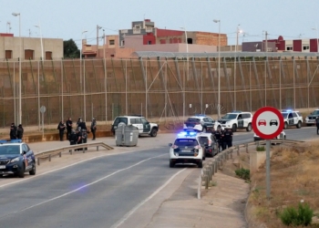 MELILLA, 25/07/2021.- Un grupo reducido de inmigrantes de origen subsahariano ha conseguido esta madrugada acceder a Melilla saltando la valla en una nueva noche de presión migratoria, que supone el quinto incidente en el perímetro fronterizo con Marruecos durante las últimas dos semanas. EFE/Paqui Sánchez