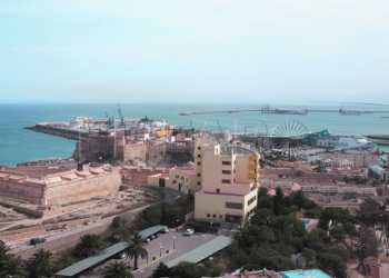 Fuerte Victoria Grande, Parador y, al fondo, el puerto de Melilla