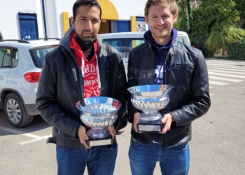 Rahul (izqda.) junto a Manuel Crespo (dcha.), presidente del Club Ajedrez Nazarí.