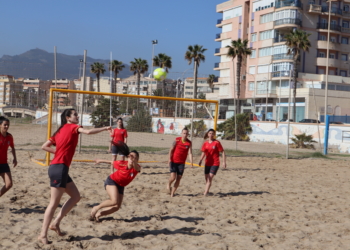 La escuadra melillense se ha ejercitado en uno de los entrenamientos semanales en la Playa de San Lorenzo.